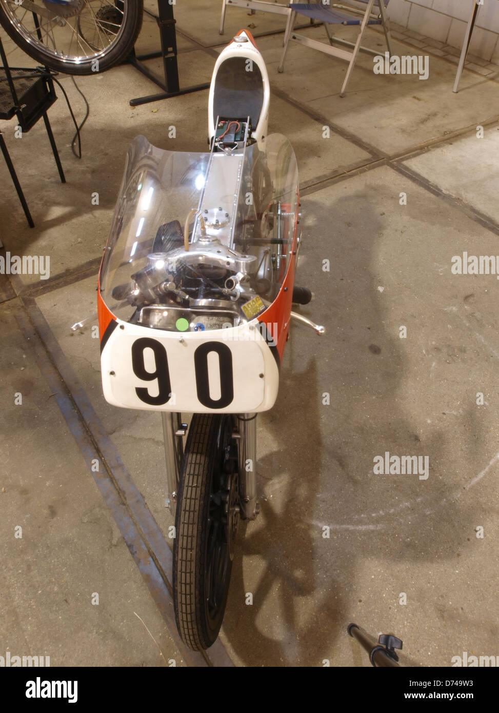 La WRM Mono est une moto connue pour ses performances robustes sur différents terrains. Cette image capture le vélo en action, soulignant sa force et son design. Le WRM Mono est reconnu pour ses capacités tout-terrain et son ingénierie unique. Banque D'Images