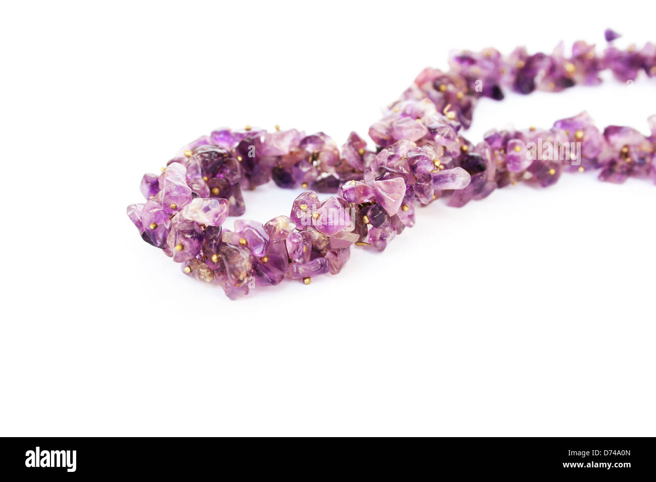 Collier améthyste isolé sur fond blanc. Banque D'Images