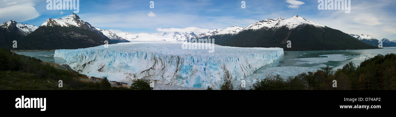 Photo Panorama (58 X 13 pouces) Glacier Perito Moreno dans le Parc National Los Glaciares, près d'El Calafate, en Patagonie, Argentine Banque D'Images