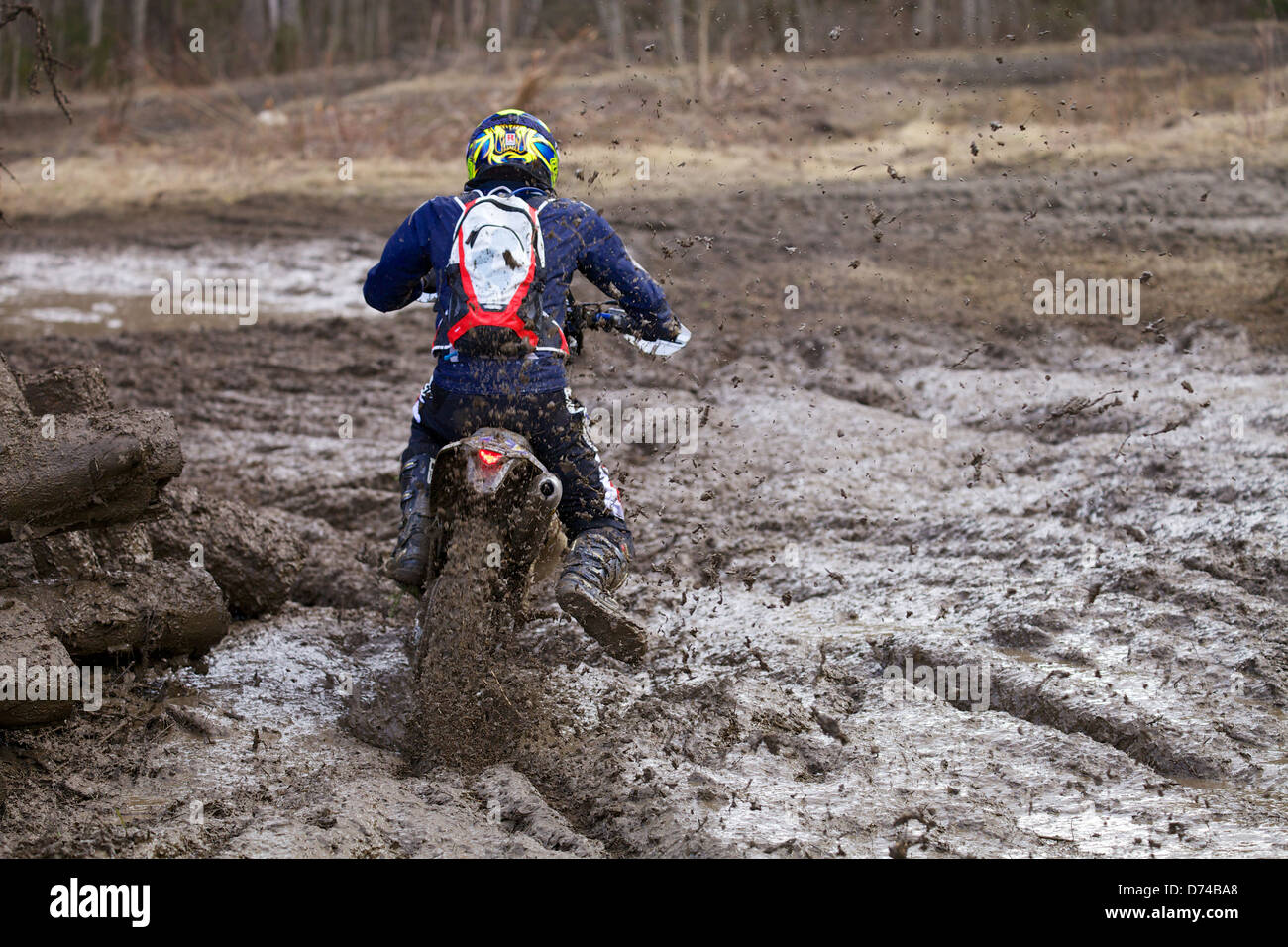 Course de motocross sur terrain boueux et humide dans Parola, Finlande Banque D'Images