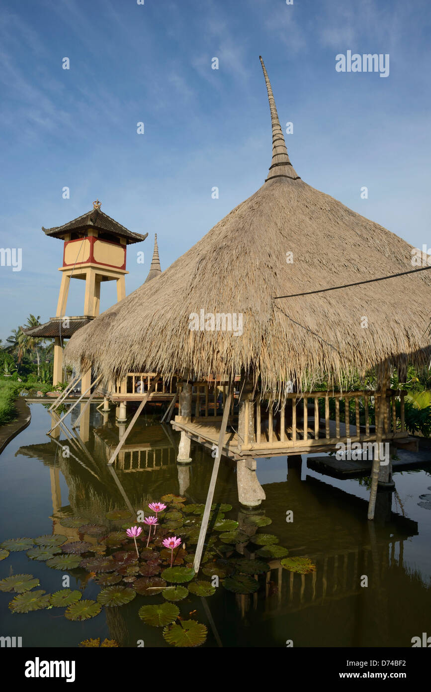 L'INDONÉSIE, Bali, Ubud, village d'artistes, restaurant sur pilotis Banque D'Images