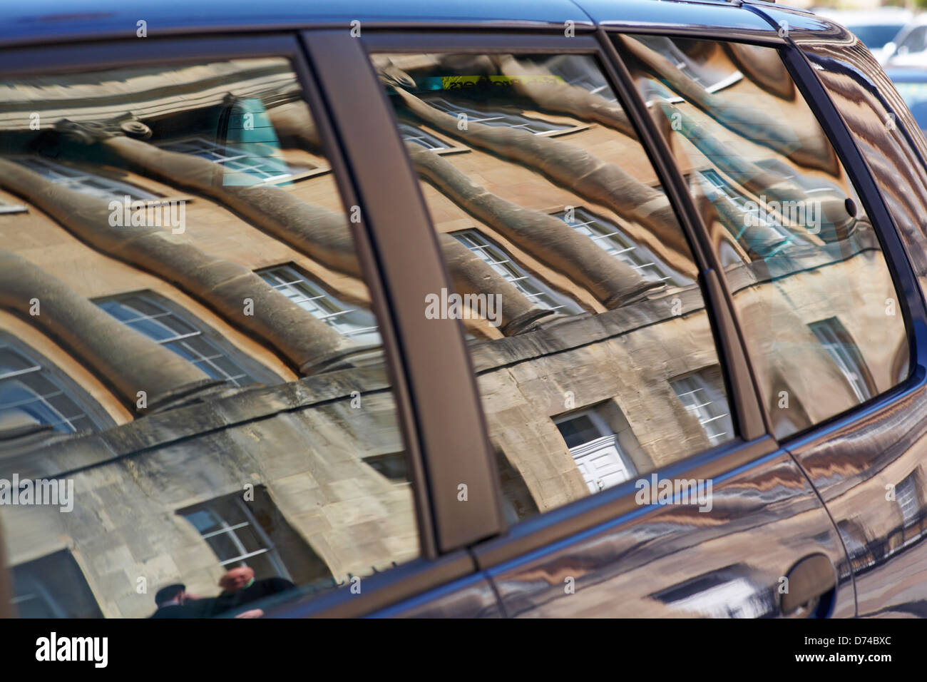 Réflexions de Royal Crescent en voiture à Bath, Somerset Royaume-Uni en avril - construit entre 1767 et 1775 et conçu par John Wood le plus jeune Banque D'Images