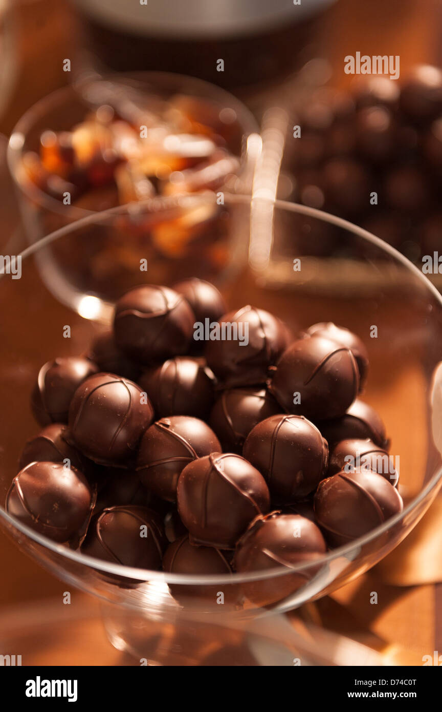Bonbons de chocolat ronde dans un bol en verre Banque D'Images