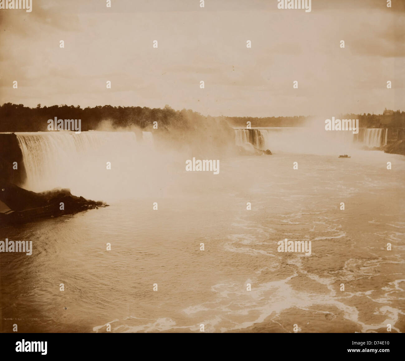 Cette photographie sans titre présente les majestueuses chutes du Niagara, capturant la puissance et la beauté de l'un des monuments naturels les plus célèbres au monde. Banque D'Images