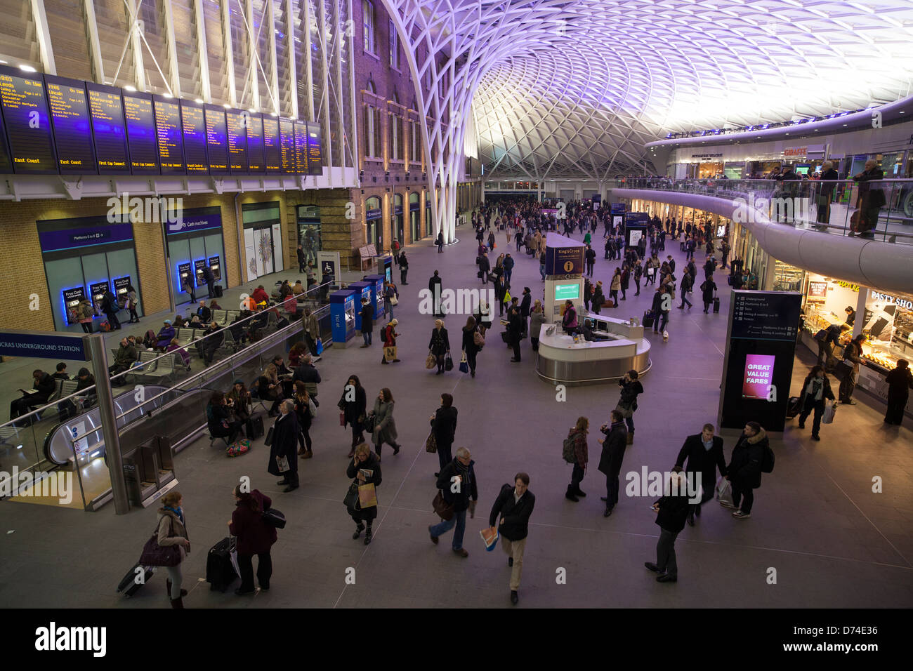 Hall de départ de la gare de Kings Cross, London, UK Banque D'Images