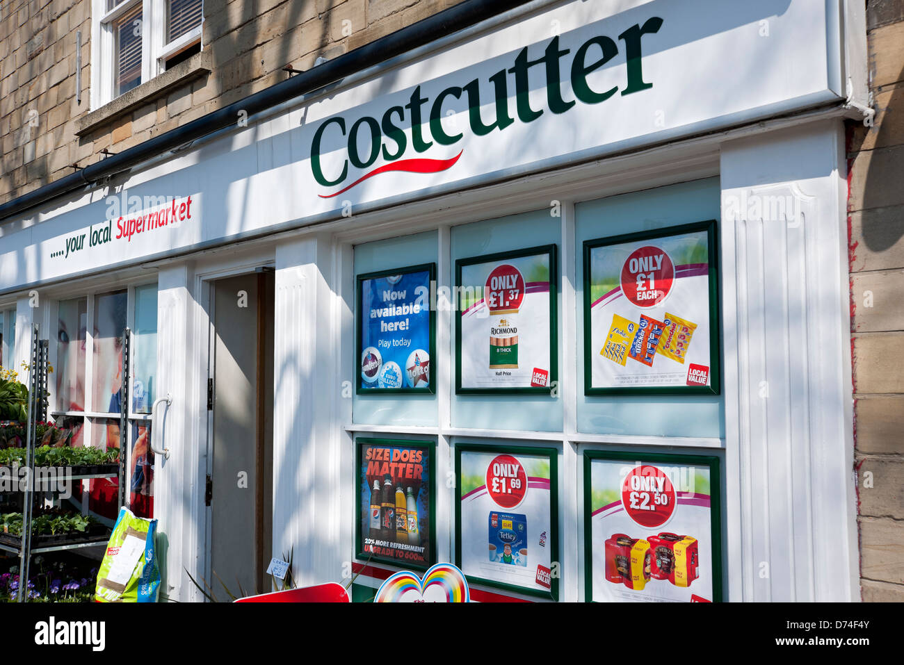 Gros plan de l'extérieur du magasin de supermarché Costcutter Pickering North Yorkshire Angleterre Royaume-Uni GB Grande-Bretagne Banque D'Images