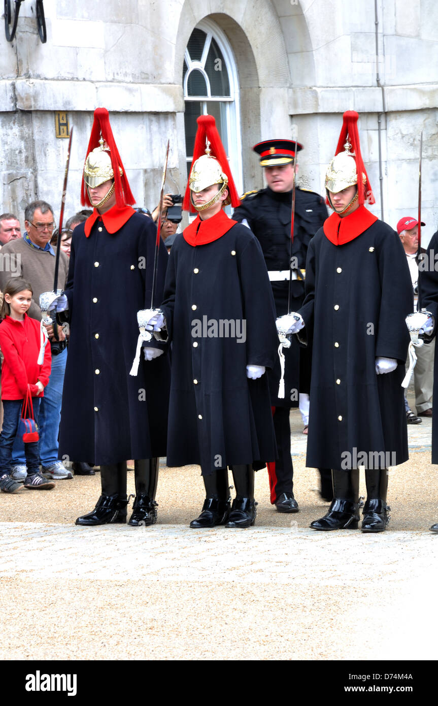 Des gardiens du blues et de la famille royale, Household Cavalry ,d'être inspectés à quatre heures la parade. Banque D'Images