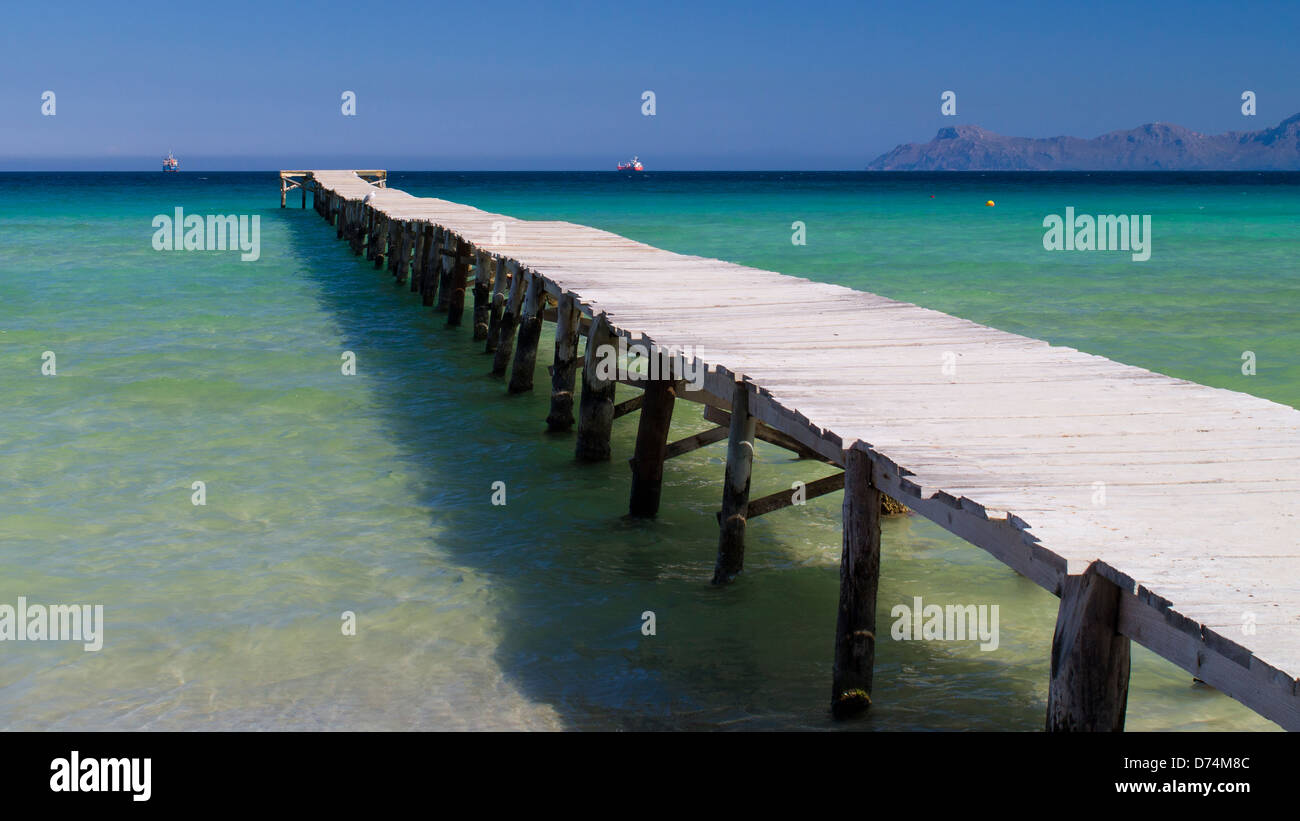 Jetée en bois menant dans la baie, Alcudia, Mallorca, Espagne Banque D'Images