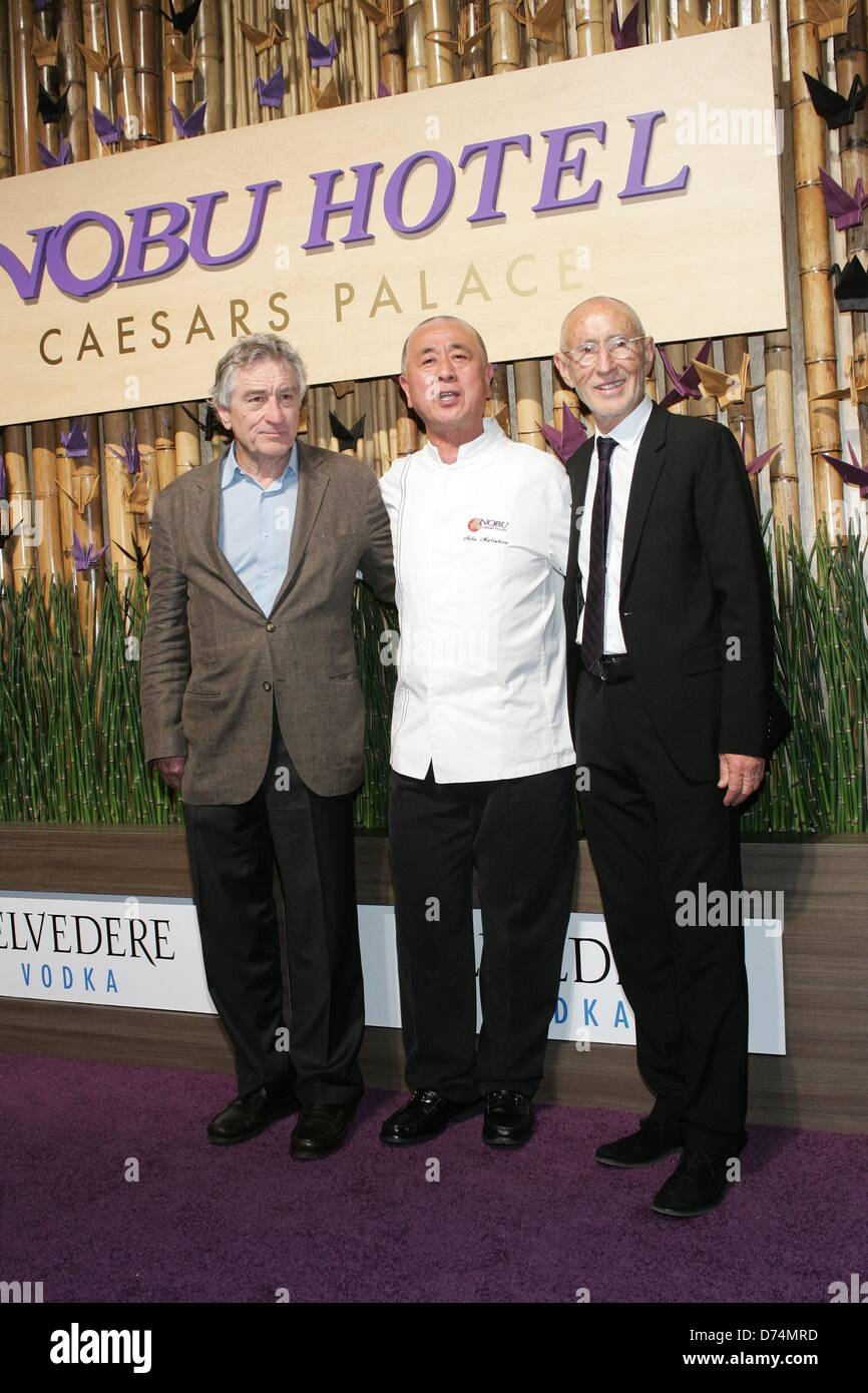 Las Vegas, USA. 28 avril 2013. Robert De Niro, Nobu Matsuhisa, Meir Teper au Nobu Hotel Restaurant et bar-salon de l'inauguration, le Jardin des Dieux, Nobul Oasis Piscine Hôtel Caesars Palace, Las Vegas, NV le 28 avril 2013. Photo par : James Atoa/Everett Collection/Alamy Live News Banque D'Images