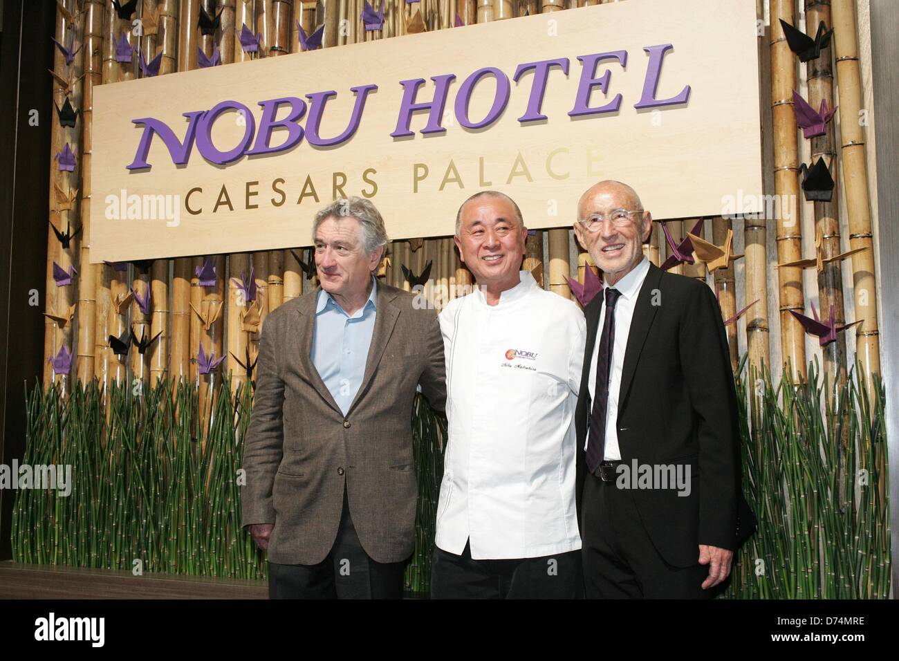 Las Vegas, USA. 28 avril 2013. Robert De Niro, Nobu Matsuhisa, Meir Teper au Nobu Hotel Restaurant et bar-salon de l'inauguration, le Jardin des Dieux, Nobul Oasis Piscine Hôtel Caesars Palace, Las Vegas, NV le 28 avril 2013. Photo par : James Atoa/Everett Collection/Alamy Live News Banque D'Images