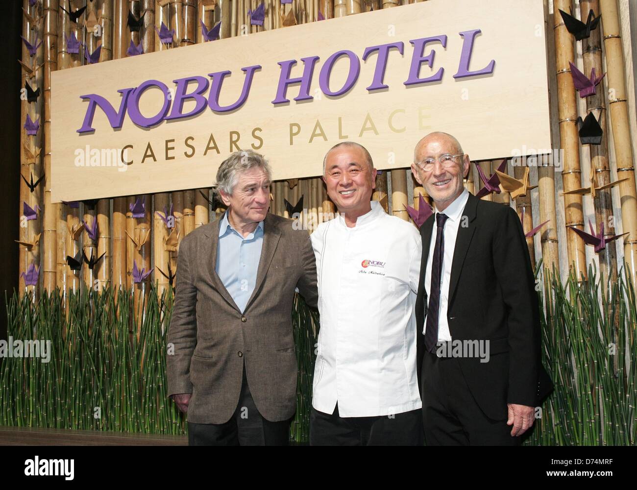 Las Vegas, USA. 28 avril 2013. Robert De Niro, Nobu Matsuhisa, Meir Teper au Nobu Hotel Restaurant et bar-salon de l'inauguration, le Jardin des Dieux, Nobul Oasis Piscine Hôtel Caesars Palace, Las Vegas, NV le 28 avril 2013. Photo par : James Atoa/Everett Collection/Alamy Live News Banque D'Images