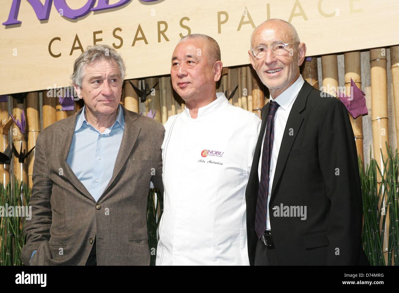 Las Vegas, USA. 28 avril 2013. Robert De Niro, Nobu Matsuhisa, Meir Teper au Nobu Hotel Restaurant et bar-salon de l'inauguration, le Jardin des Dieux, Nobul Oasis Piscine Hôtel Caesars Palace, Las Vegas, NV le 28 avril 2013. Photo par : James Atoa/Everett Collection/Alamy Live News Banque D'Images