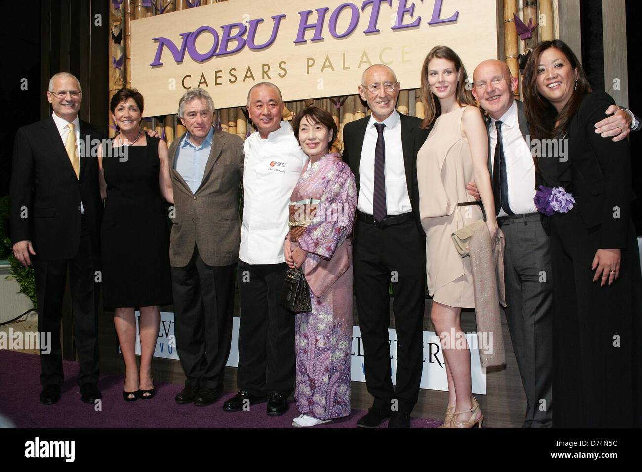 Las Vegas, USA. 28 avril 2013. Gary Selesner, Peggy Selesner, Robert De Niro, Nobu Matsuhisa, Yoko Matsuhisa, Meir Teper, Katya Teper, Trevor Horwell, Gigi Vega à Nobu Hotel Restaurant et bar-salon de l'inauguration, le Jardin des Dieux, Nobul Oasis Piscine Hôtel Caesars Palace, Las Vegas, NV le 28 avril 2013. Photo par : James Atoa/Everett Collection/Alamy Live News Banque D'Images