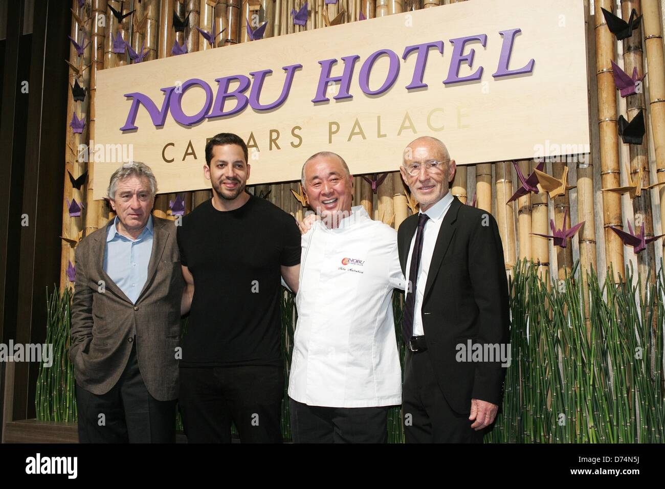 Las Vegas, USA. 28 avril 2013. Robert De Niro, David Blaine, Nobu Matsuhisa, Meir Teper au Nobu Hotel Restaurant et bar-salon de l'inauguration, le Jardin des Dieux, Nobul Oasis Piscine Hôtel Caesars Palace, Las Vegas, NV le 28 avril 2013. Photo par : James Atoa/Everett Collection/Alamy Live News Banque D'Images