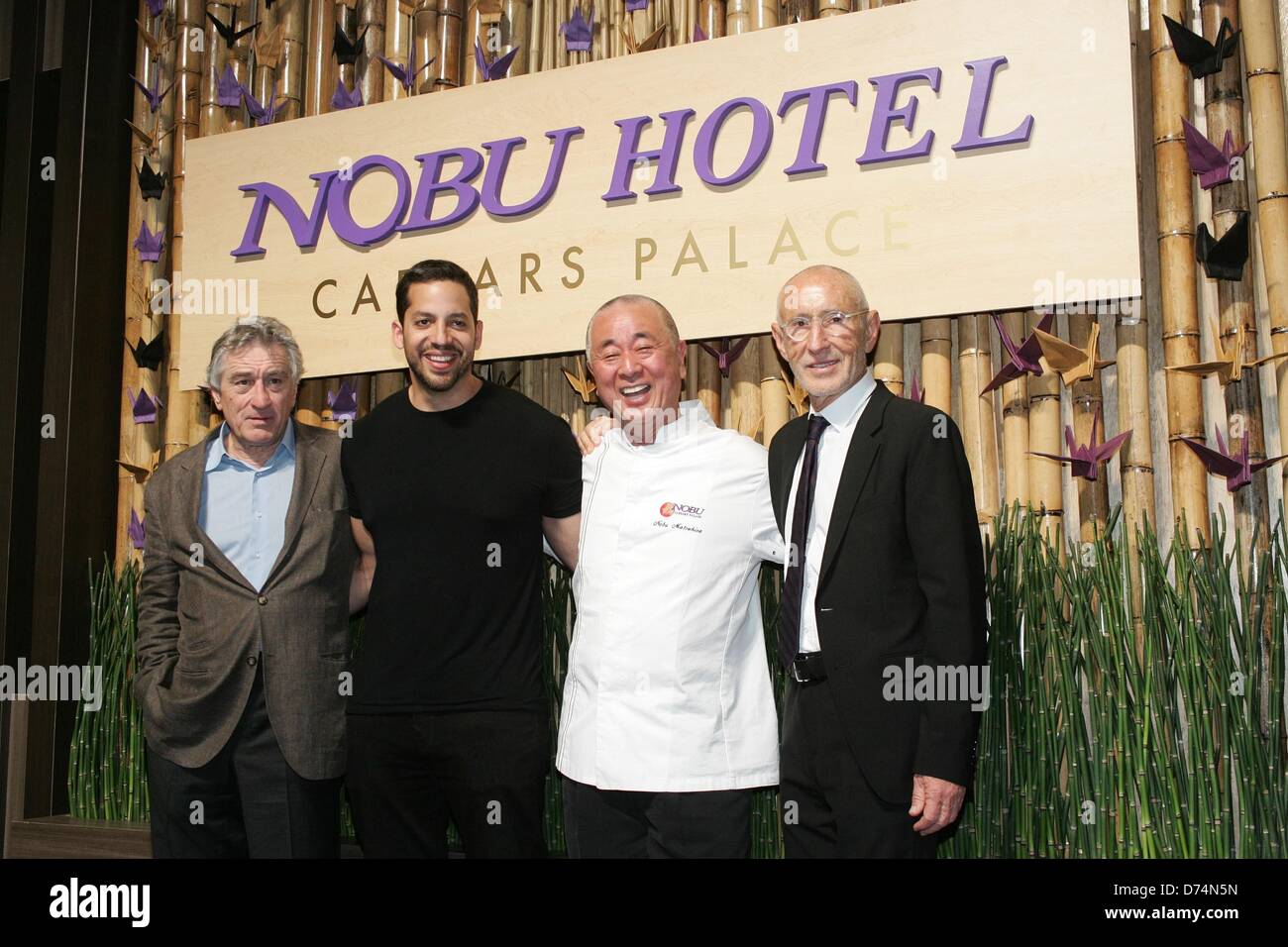Las Vegas, USA. 28 avril 2013. Robert De Niro, David Blaine, Nobu Matsuhisa, Meir Teper au Nobu Hotel Restaurant et bar-salon de l'inauguration, le Jardin des Dieux, Nobul Oasis Piscine Hôtel Caesars Palace, Las Vegas, NV le 28 avril 2013. Photo par : James Atoa/Everett Collection/Alamy Live News Banque D'Images