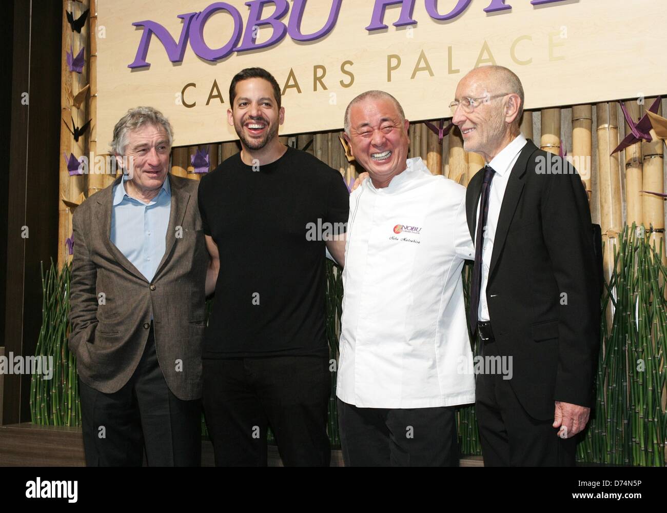 Las Vegas, USA. 28 avril 2013. Robert De Niro, David Blaine, Nobu Matsuhisa, Meir Teper au Nobu Hotel Restaurant et bar-salon de l'inauguration, le Jardin des Dieux, Nobul Oasis Piscine Hôtel Caesars Palace, Las Vegas, NV le 28 avril 2013. Photo par : James Atoa/Everett Collection/Alamy Live News Banque D'Images