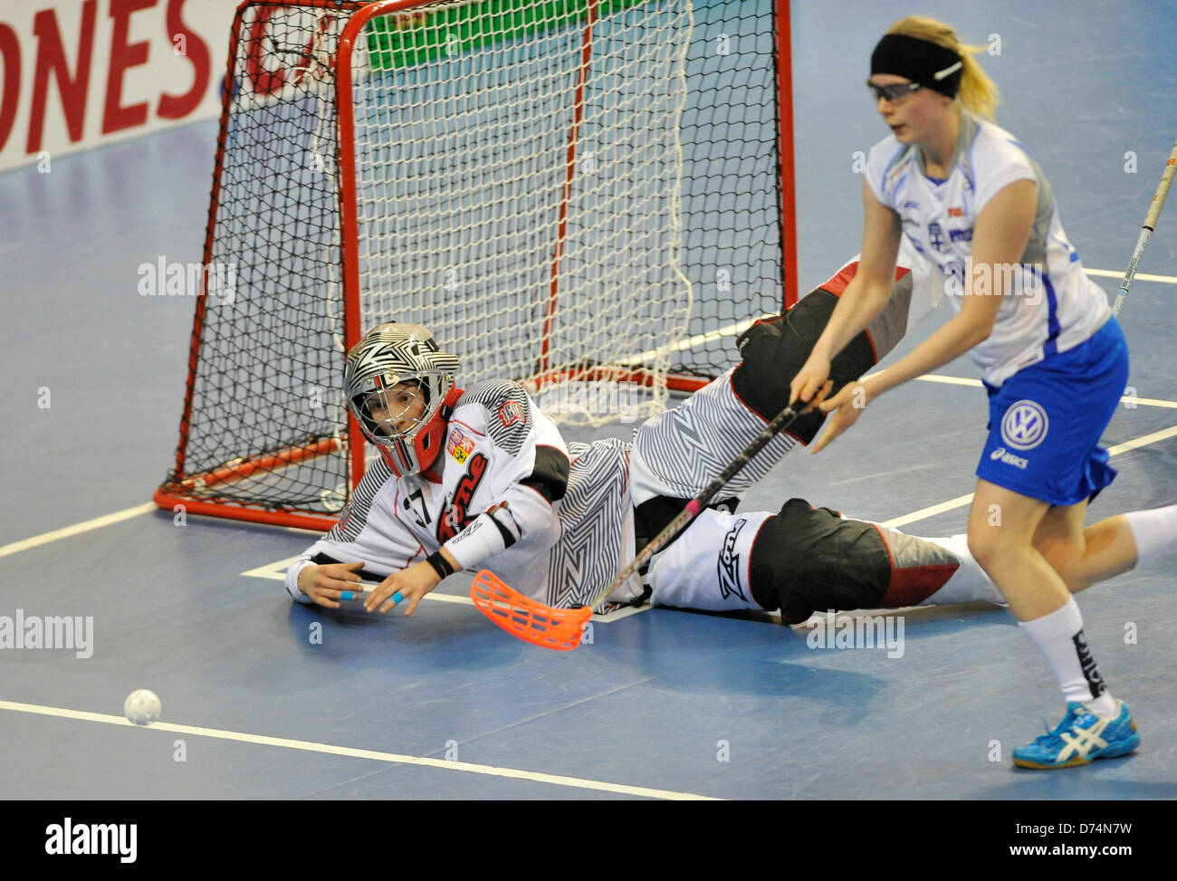 De gauche à droite : le gardien tchèque Jana Christianova et Kristiina Kauppila de Finlande au cours de l'Euro Tour Floorball match République tchèque contre la Finlande à Brno, République tchèque le 26 avril 2013. (Photo/CTK Vaclav Salek) Banque D'Images