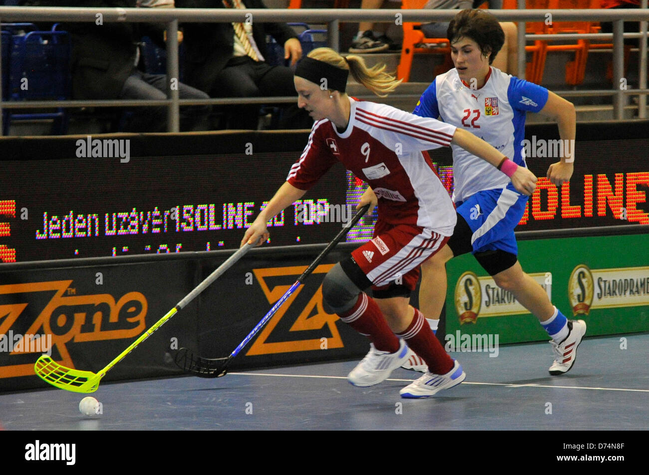 Claudia Kunz (gauche) de la Suisse et Lucie Pavlovicova de République tchèque au cours de l'Euro Tour Floorball match République tchèque contre la Suisse à Brno, République tchèque le 27 avril 2013. (Photo/CTK Vaclav Salek) Banque D'Images