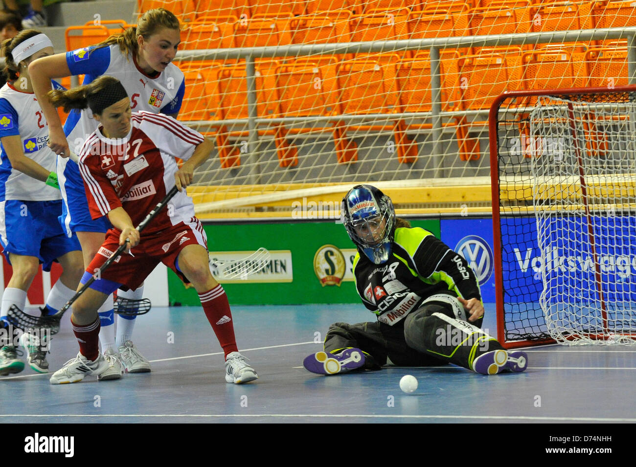 De gauche à droite : Eliska Krupnova de République tchèque, Simone Berner et gardien de Helen Bircher de la Suisse pendant l'Euro Tour Floorball match République tchèque contre la Suisse à Brno, République tchèque le 27 avril 2013. (Photo/CTK Vaclav Salek) Banque D'Images