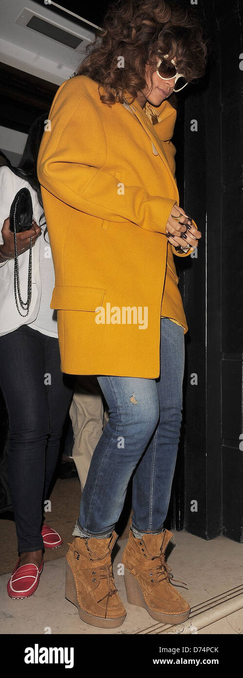 Rihanna quittant le restaurant japonais Nozomi portant une veste jaune moutarde et blanc lunettes de soleil. Selon un témoin oculaire, la chanson de Rihanna "seule fille (dans le monde)' a été joué très fort dans le restaurant, entre autres musiques, et un diner a affirmé que c'était Rihanna elle-même derrière les platines le choix de la musique. Lorsqu'elle a quitté après minuit, Rihanna est devenue si fâché avec un collectionneur d'autographes de zèle qui s'est trop près, qu'elle est accusé d'avoir contacté la police au sujet de l'affaire London, England - 20.08.11 Banque D'Images
