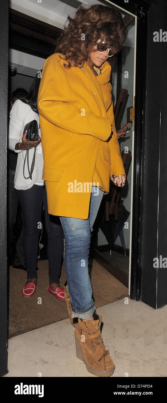 Rihanna quittant le restaurant japonais Nozomi portant une veste jaune moutarde et blanc lunettes de soleil. Selon un témoin oculaire, la chanson de Rihanna "seule fille (dans le monde)' a été joué très fort dans le restaurant, entre autres musiques, et un diner a affirmé que c'était Rihanna elle-même derrière les platines le choix de la musique. Lorsqu'elle a quitté après minuit, Rihanna est devenue si fâché avec un collectionneur d'autographes de zèle qui s'est trop près, qu'elle est accusé d'avoir contacté la police au sujet de l'affaire London, England - 20.08.11 Banque D'Images