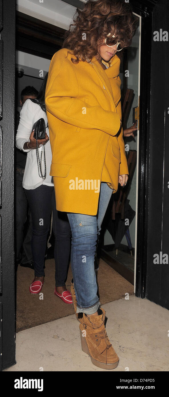Rihanna quittant le restaurant japonais Nozomi portant une veste jaune moutarde et blanc lunettes de soleil. Selon un témoin oculaire, la chanson de Rihanna "seule fille (dans le monde)' a été joué très fort dans le restaurant, entre autres musiques, et un diner a affirmé que c'était Rihanna elle-même derrière les platines le choix de la musique. Lorsqu'elle a quitté après minuit, Rihanna est devenue si fâché avec un collectionneur d'autographes de zèle qui s'est trop près, qu'elle est accusé d'avoir contacté la police au sujet de l'affaire London, England - 20.08.11 Banque D'Images