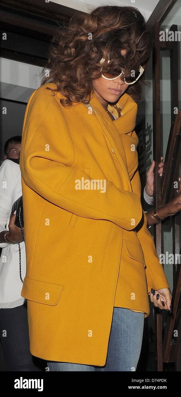 Rihanna quittant le restaurant japonais Nozomi portant une veste jaune moutarde et blanc lunettes de soleil. Selon un témoin oculaire, la chanson de Rihanna "seule fille (dans le monde)' a été joué très fort dans le restaurant, entre autres musiques, et un diner a affirmé que c'était Rihanna elle-même derrière les platines le choix de la musique. Lorsqu'elle a quitté après minuit, Rihanna est devenue si fâché avec un collectionneur d'autographes de zèle qui s'est trop près, qu'elle est accusé d'avoir contacté la police au sujet de l'affaire London, England - 20.08.11 Banque D'Images