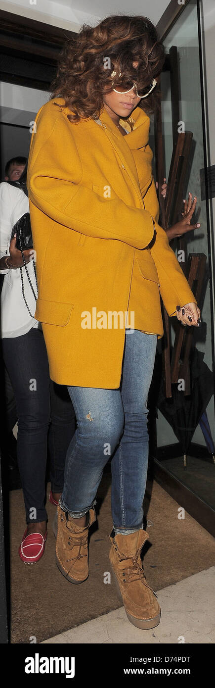 Rihanna quittant le restaurant japonais Nozomi portant une veste jaune moutarde et blanc lunettes de soleil. Selon un témoin oculaire, la chanson de Rihanna "seule fille (dans le monde)' a été joué très fort dans le restaurant, entre autres musiques, et un diner a affirmé que c'était Rihanna elle-même derrière les platines le choix de la musique. Lorsqu'elle a quitté après minuit, Rihanna est devenue si fâché avec un collectionneur d'autographes de zèle qui s'est trop près, qu'elle est accusé d'avoir contacté la police au sujet de l'affaire London, England - 20.08.11 Banque D'Images