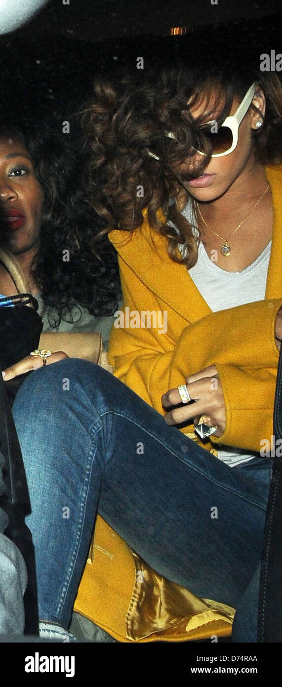 Rihanna quittant le restaurant japonais Nozomi portant une veste jaune moutarde et blanc lunettes de Londres, Angleterre - 19.08.11 Banque D'Images