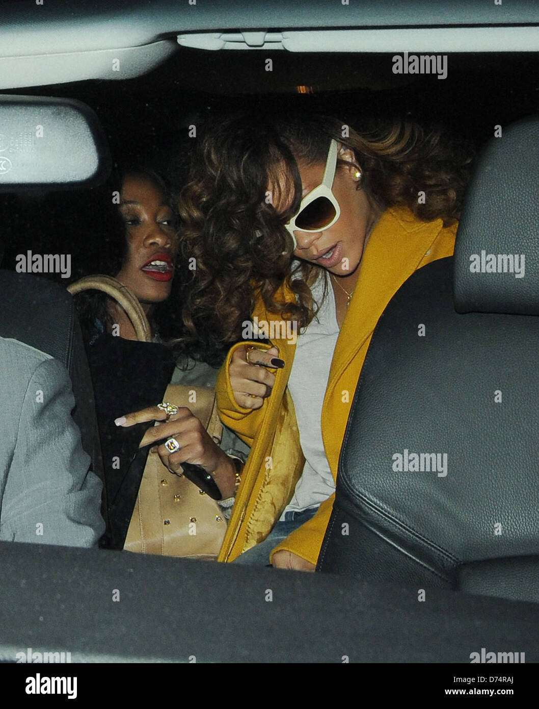 Rihanna quittant le restaurant japonais Nozomi portant une veste jaune moutarde et blanc lunettes de Londres, Angleterre - 19.08.11 Banque D'Images