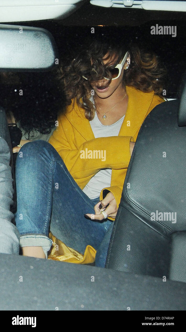 Rihanna quittant le restaurant japonais Nozomi portant une veste jaune moutarde et blanc lunettes de Londres, Angleterre - 19.08.11 Banque D'Images