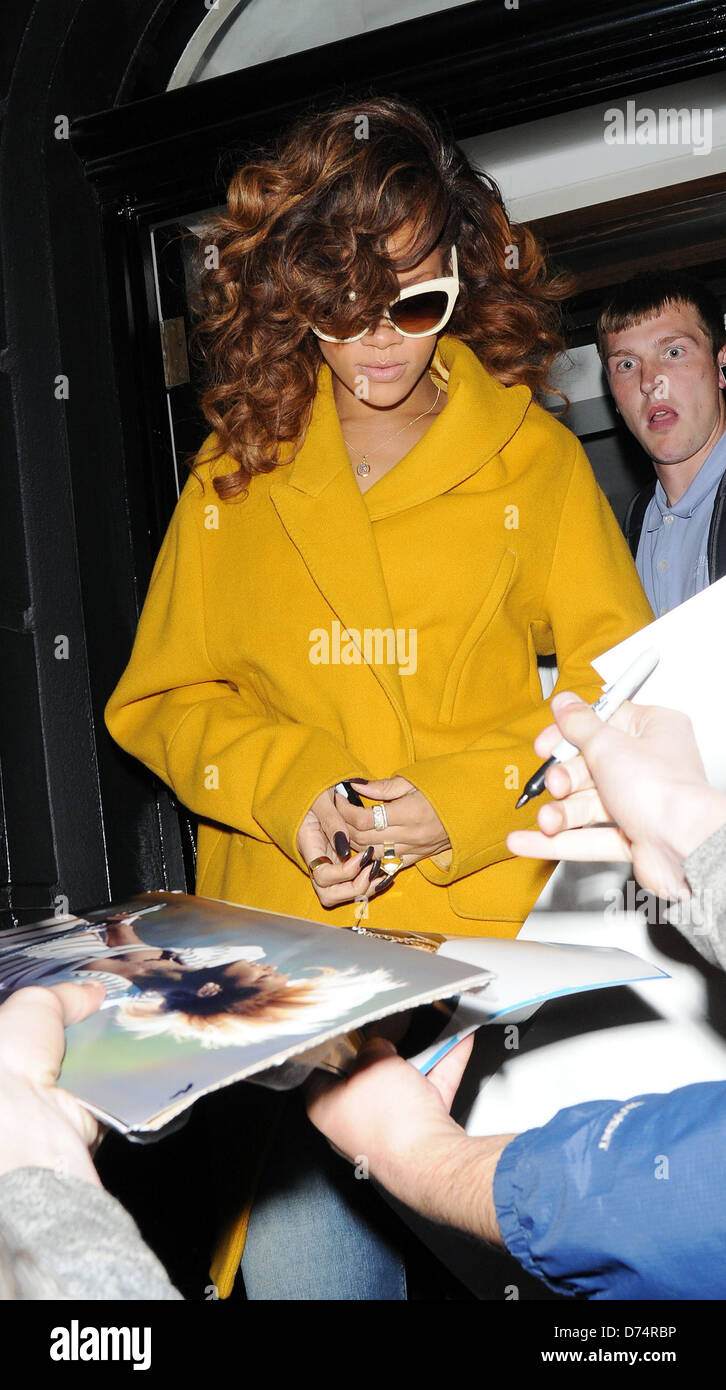 Rihanna quittant le restaurant japonais Nozomi portant une veste jaune moutarde et blanc lunettes de Londres, Angleterre - 19.08.11 Banque D'Images