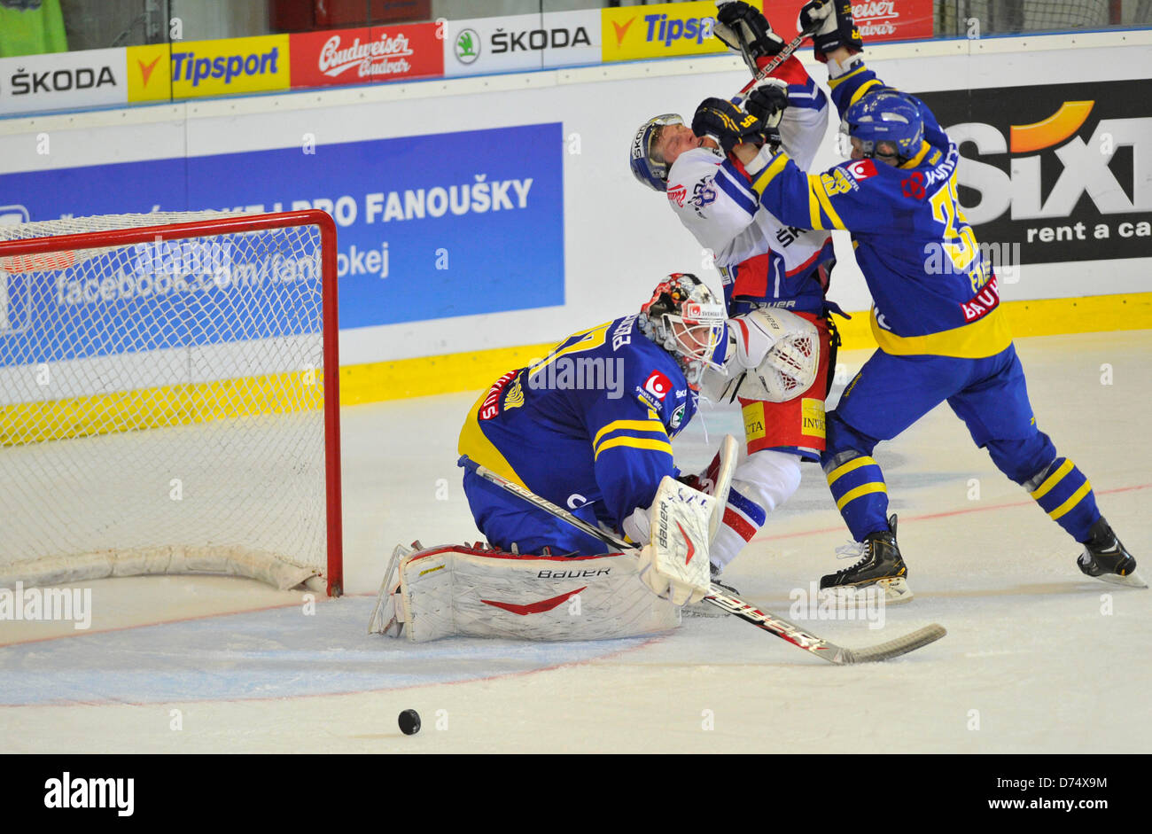 De gauche à droite : le gardien suédois Johan Gustafsson, Petr Vrana (CZE) et Elias Falth de la Suède au cours de l'Euro Hockey Tour match de hockey sur glace Suède - République tchèque à Brno, en République tchèque, le 27 avril 2013. (Photo/CTK Vaclav Salek) Banque D'Images