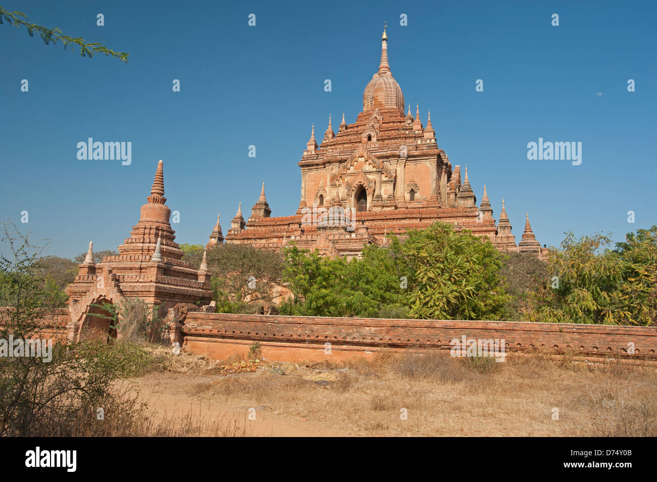 La Pagode Htilominlo dans le soleil de plomb de Bagan Myanmar (Birmanie) Banque D'Images
