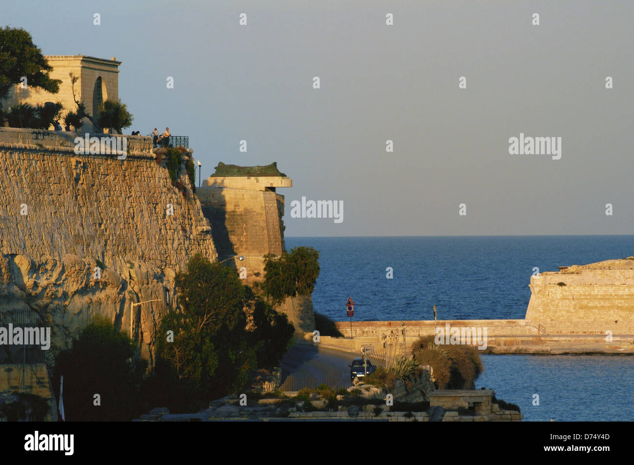 Vue sur la fortification de la partie inférieure des jardins Barrakka à Valletta et brise-lames est de Fort Ricasoli en Kalkara, Malte Banque D'Images