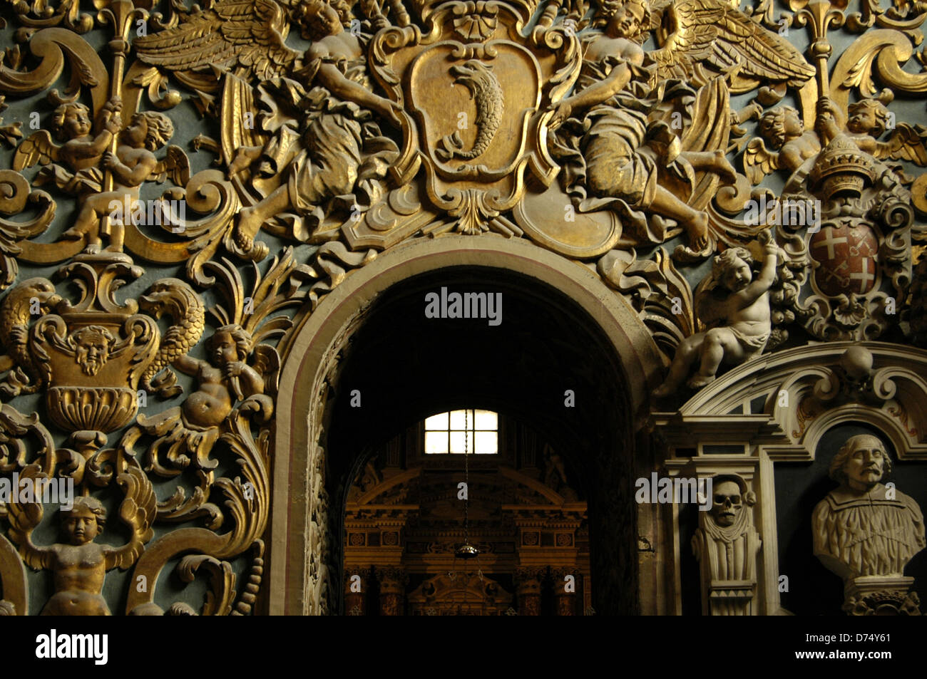 Architecture haut Baroque décorations de style à la nef du 17ème siècle catholique romaine St John's Co-cathédrale dédiée à Saint Jean Baptiste à La Valette la capitale de l'île de Malte Banque D'Images Architecture haut Baroque décorations de style à la nef du 17ème siècle catholique romaine St John's Co-cathédrale dédiée à Saint Jean Baptiste à La Valette la capitale de l'île de Malte Banque D'Images