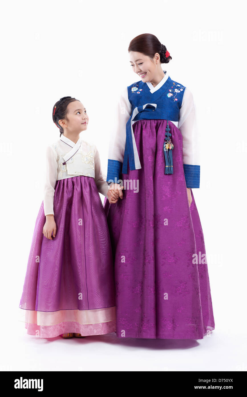 Mère et fille en costume traditionnel coréen de l'article Photo Stock -  Alamy