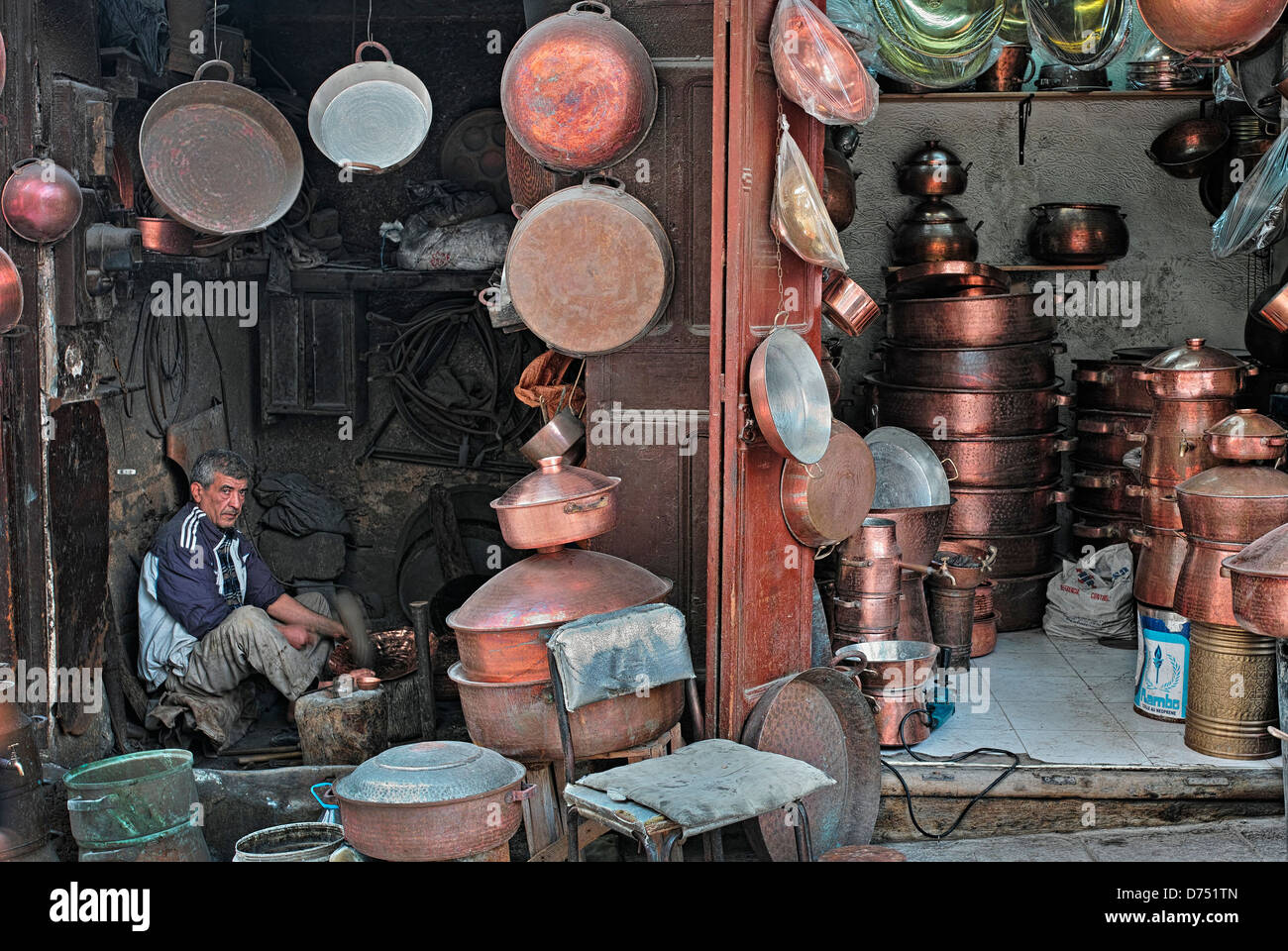 Artisan ferronnier à Fes Maroc Banque D'Images