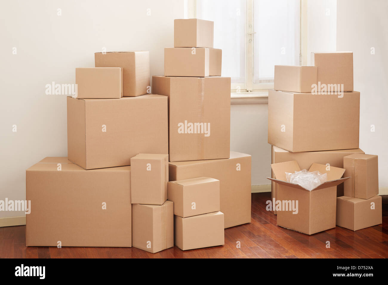 Boîtes de carton dans l'appartement, le jour du déménagement Banque D'Images