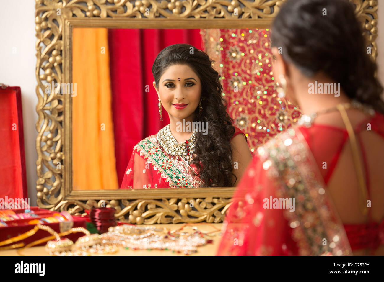 Reflet d'une femme mariée dans le miroir Banque D'Images