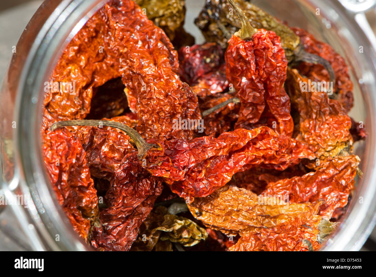 Les Bhut Jolokia Naga Jolokia (aka, Naga Morich, etc) les piments dans un bocal. UK, 2013. Banque D'Images