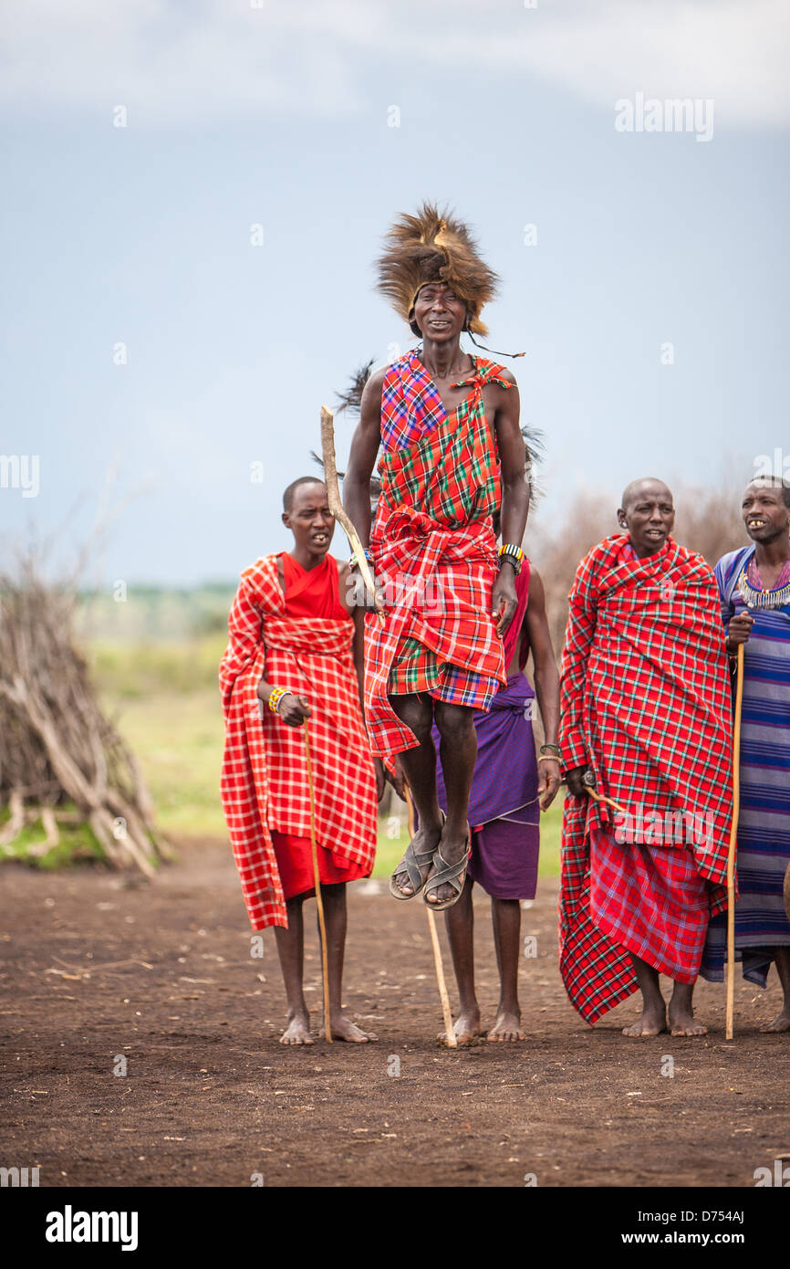 Les hommes Massaï bondissent énergiquement dans les airs lors de la danse de saut traditionnelle Adumu, une démonstration vibrante de force, d'endurance et de fierté. Banque D'Images