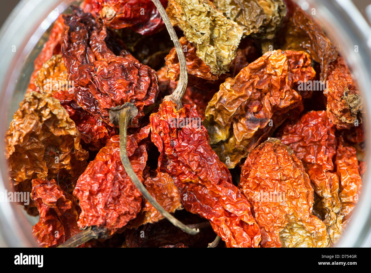 Les Bhut Jolokia Naga Jolokia (aka, Naga Morich, etc) les piments dans un bocal. UK, 2013. Banque D'Images