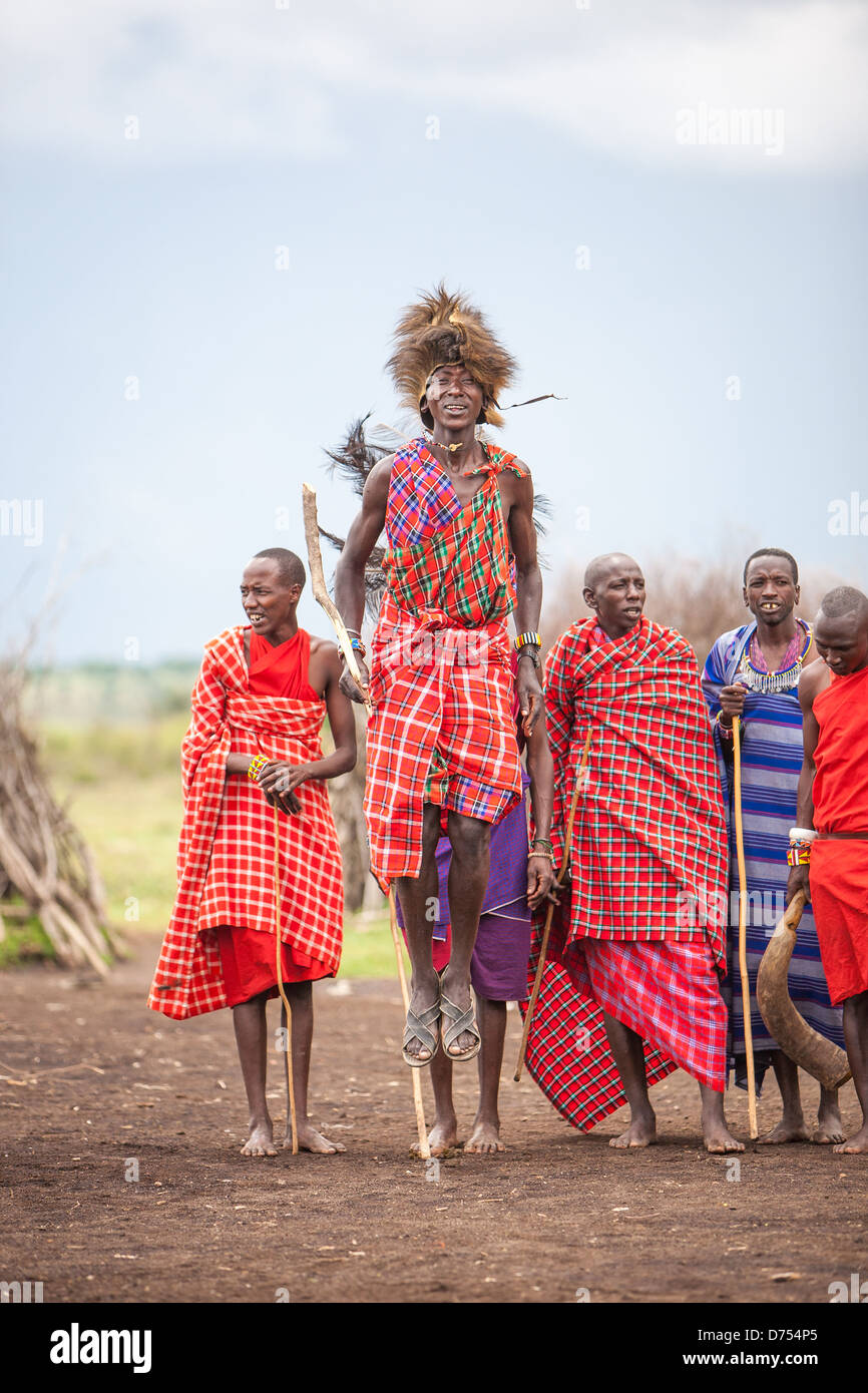 Les hommes Massaï bondissent énergiquement dans les airs lors de la danse de saut traditionnelle Adumu, une démonstration vibrante de force, d'endurance et de fierté. Banque D'Images