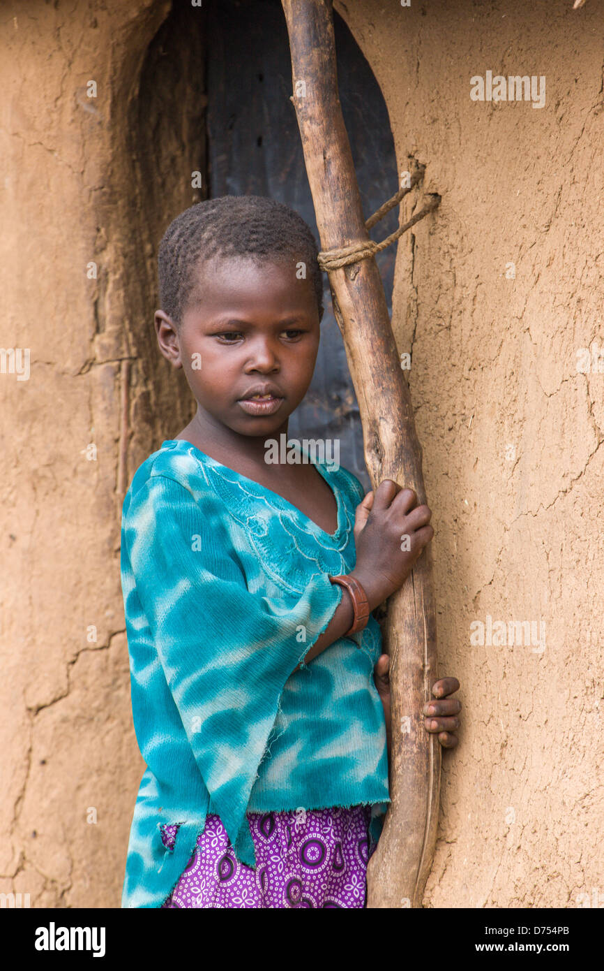 Les Masais girl à l'entrée de la cabane de torchis Banque D'Images