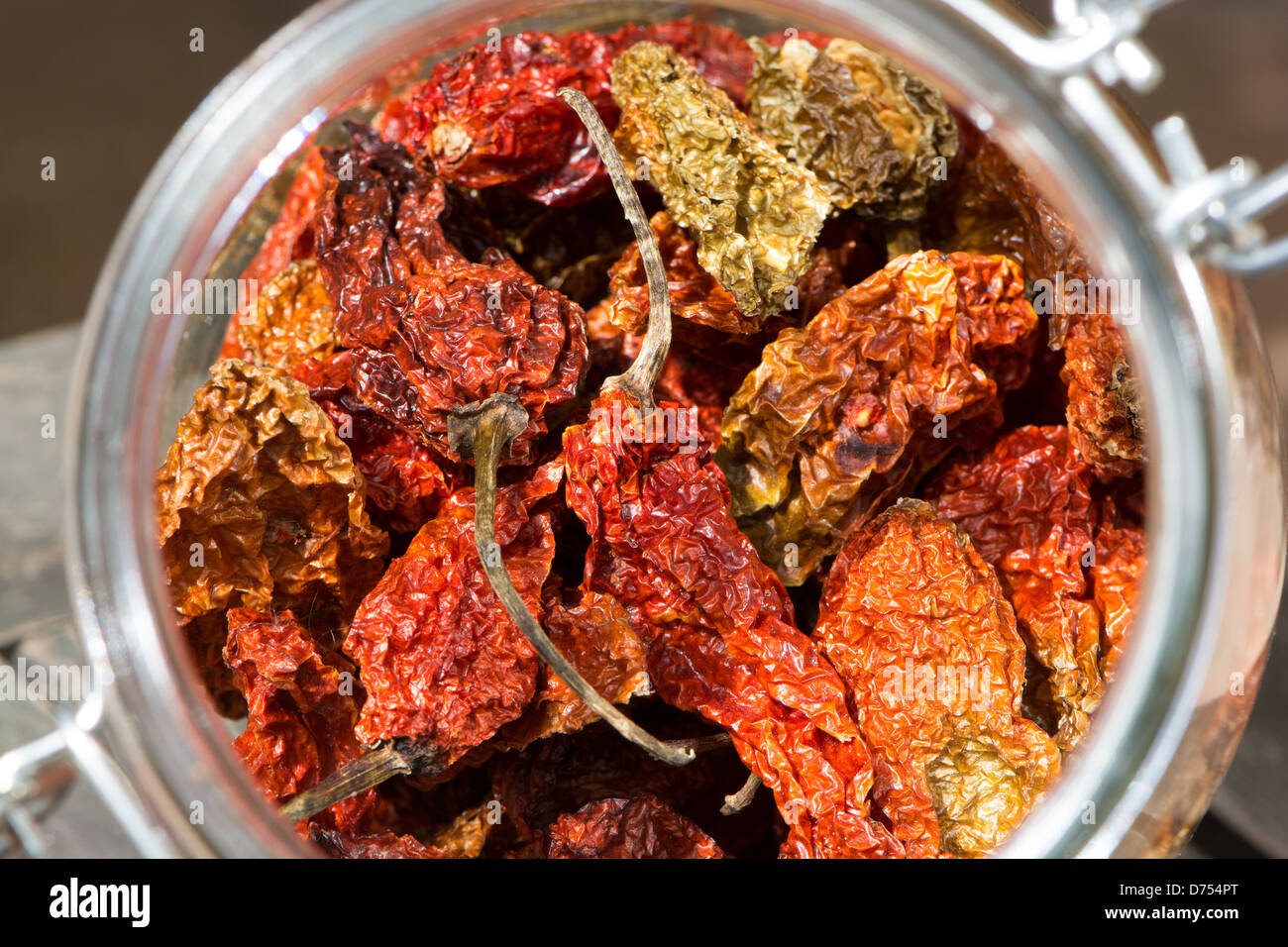 Les Bhut Jolokia Naga Jolokia (aka, Naga Morich, etc) les piments dans un bocal. UK, 2013. Banque D'Images