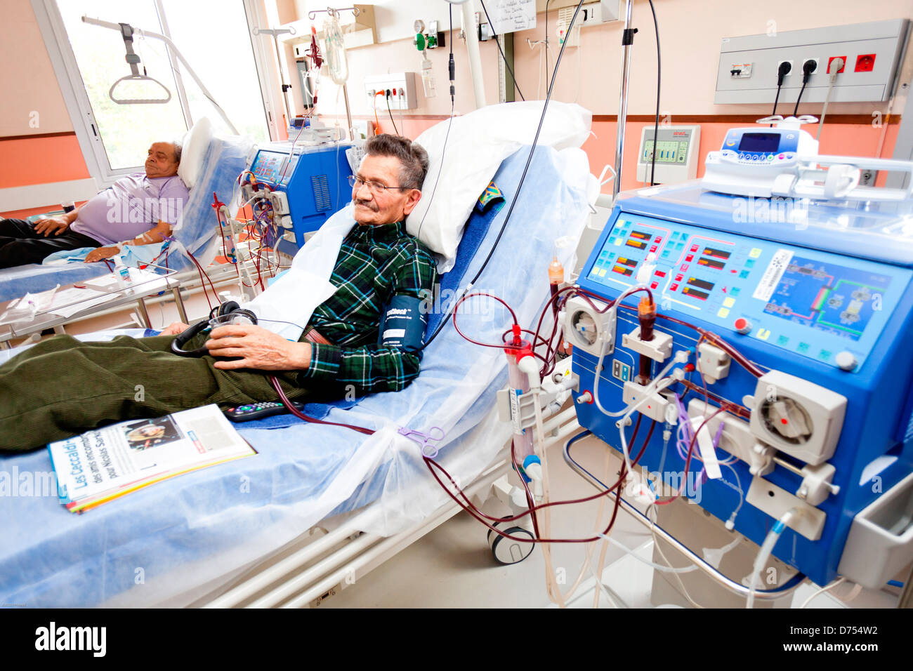 L'hémodialyse. Les patients en traitement d'hémodialyse. L'hôpital de Limoges, France. Banque D'Images