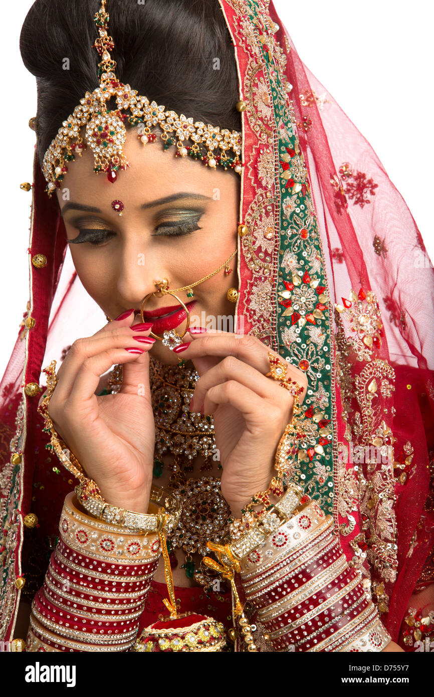Mariée indienne en robe de mariage traditionnel à l'anneau dans le nez  Photo Stock - Alamy