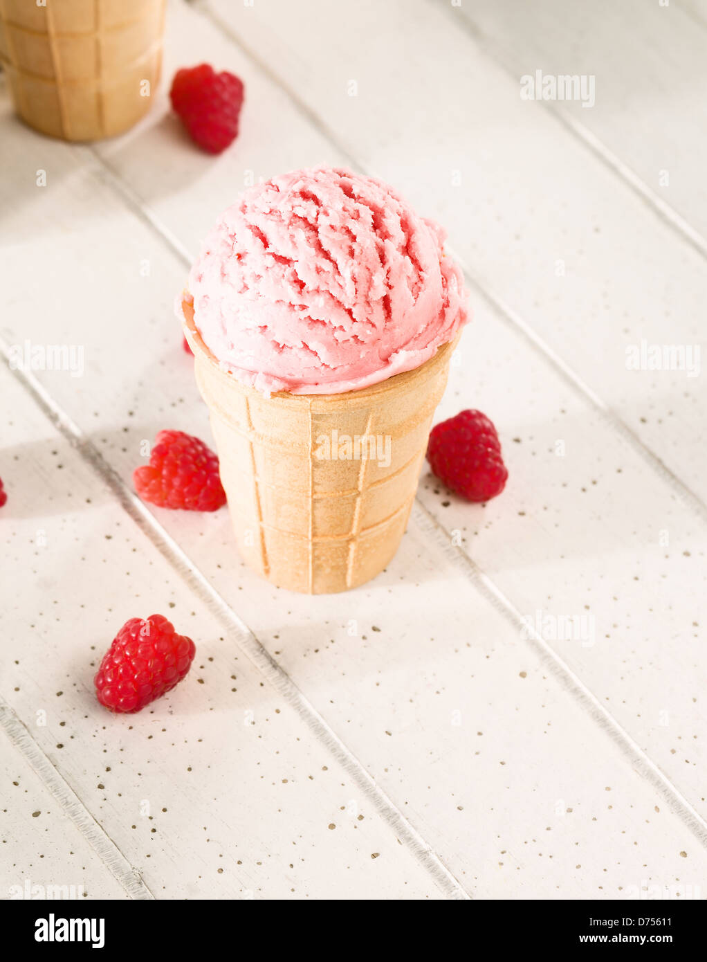 Une glace à la framboise sur fond de bois blanc à partir de la haut Banque D'Images