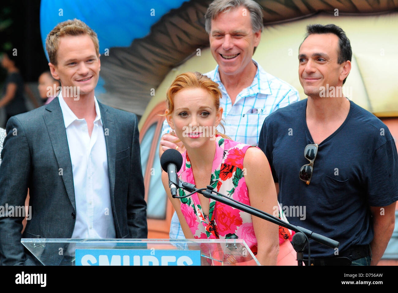 Neil Patrick Harris, Jayma Mays, Raja Gosnell et Hank Azaria New York Semaine Schtroumpf Schtroumpf à la cérémonie de lancement au Village Banque D'Images